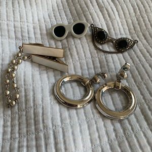 A set of vintage and vintage style accessories
